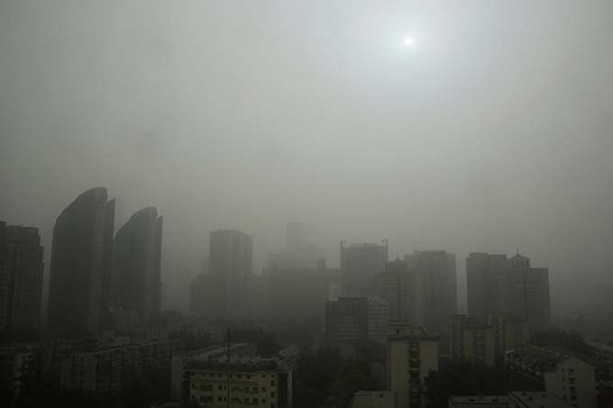 Tempestade de poeira "sufoca" norte da China; veja imagens