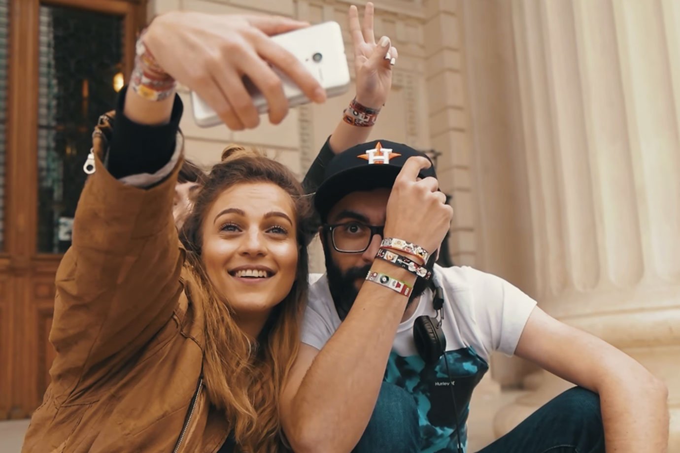 Coca-Cola transforma embalagem em pulseira e conquista jovens