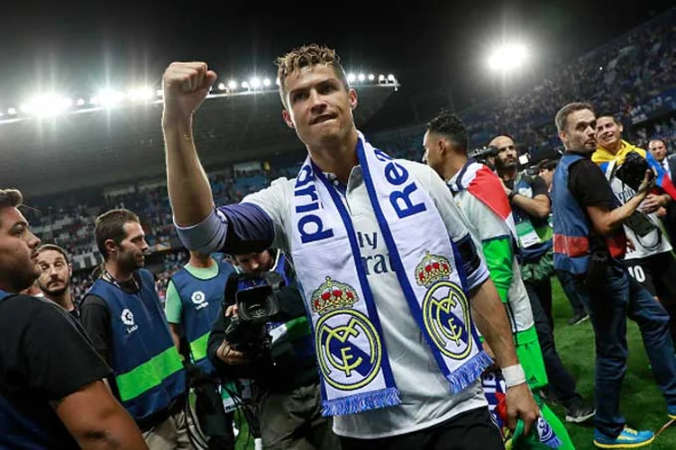 Cristiano Ronaldo comemora após Real Madrid ser coroado na La Liga contra Malaga em 21 de maio, 2017. (Gonzalo Arroyo Moreno / Stringer/Getty Images)