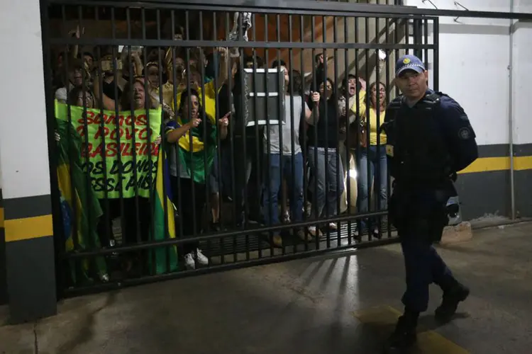 José Dirceu: neste momento, os manifestantes contrários a Dirceu estão nas proximidades do prédio, batendo panelas e gritando "Dirceu ladrão" (Agência Brasil/Agência Brasil)