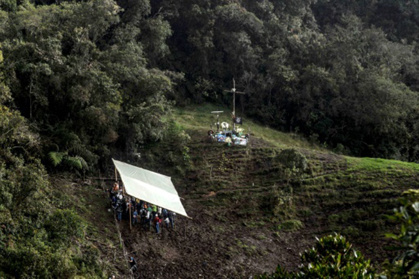 Sobreviventes visitam local da tragédia da Chapecoense