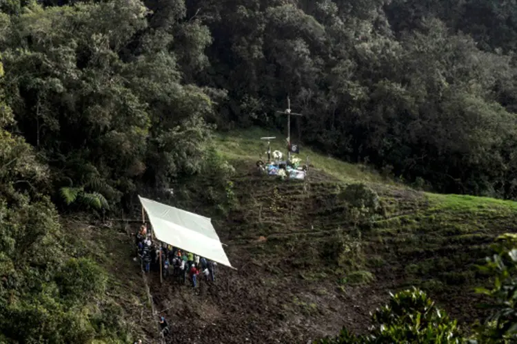 Acidente da Chapecoense: no local, os sobreviventes encontraram socorristas, moradores e torcedores do Nacional e da Chapecoense (Joaquin Sarmiento/AFP)