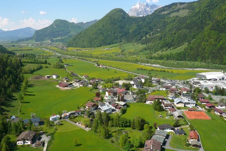 Erpfendorf: os entornos da agência bancária foram cercados por unidades especiais (TVB Kitzbüheler Alpen/Wikimedia Commons)