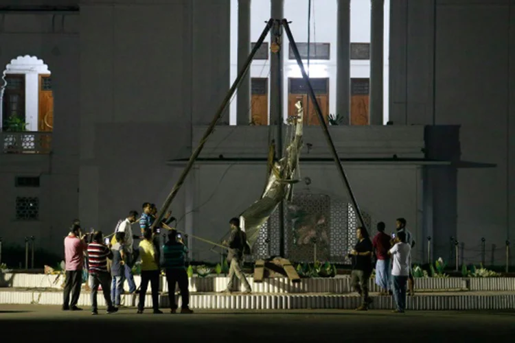 Estátua: ela estava instalada há menos de seis meses diante da Corte Suprema de Dacca (foto/AFP)