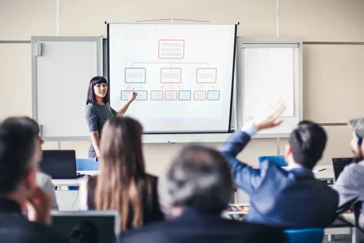 Cursos de pós-graduação são caminho para profissionais se prepararem para mudança de carreira (Getty Images/Getty Images)