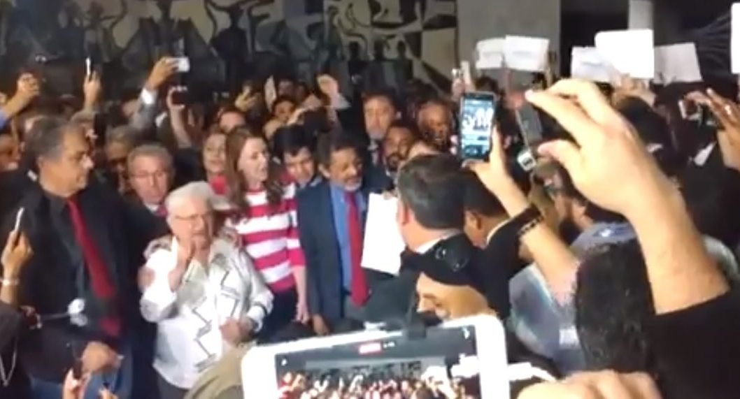 Oposição protocola pedido de impeachment contra Temer