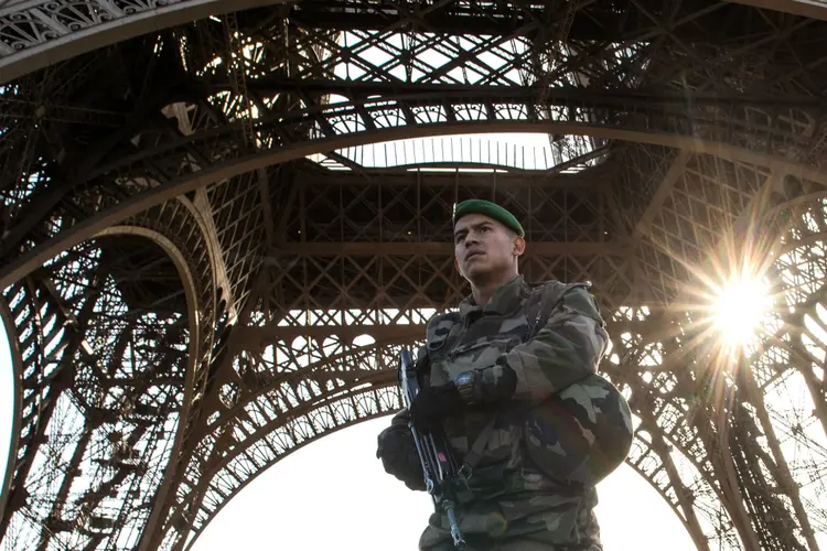 França: país vem se empenhando em reagir a jihadistas locais e militantes estrangeiros desde os atentados que mataram mais de 230 pessoas desde o início de 2015 (David Ramos / Stringer/Getty Images)