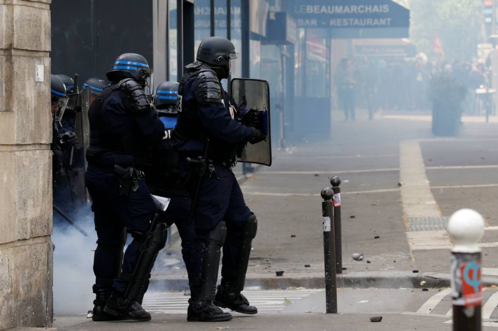 Policiais durante protesto do Dia do Trabalho, em Paris: alguns sindicalistas e ativistas de esquerda tentaram fazer da data um dia de união nacional contra a Frente Nacional (Gonzalo Fuentes/Reuters)
