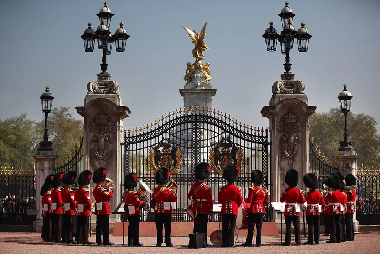 Guarda britânica em frente aos portões do Palácio de Buckingham, em Londres: indivíduo permanecerá detido acusado de agressão grave à policiais e em virtude da lei antiterrorismo britânica (Peter Macdiarmid/WPA Pool/Getty Images)