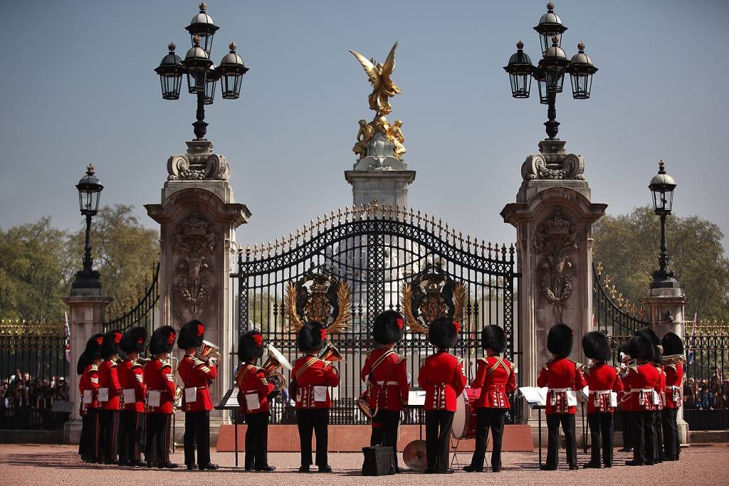 Homem com faca é detido perto do Palácio de Buckingham em Londres