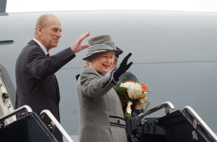 Duque de Edimburgo e Rainha Elizabeth II: a Rainha "continuará participando normalmente dos eventos oficiais ao lado dos outros membros da Família Real" (Don MacKinnon/Getty Images)