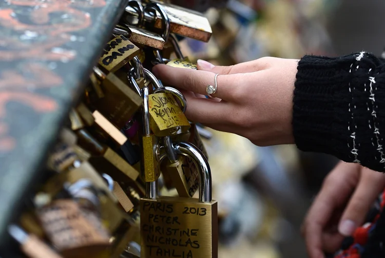 Pont des Arts: a iniciativa teve origem em maio de 2016, quando a prefeitura de Paris ordenou a retirada dos cadeados da ponte (Pascal Le Segretain/Getty Images)