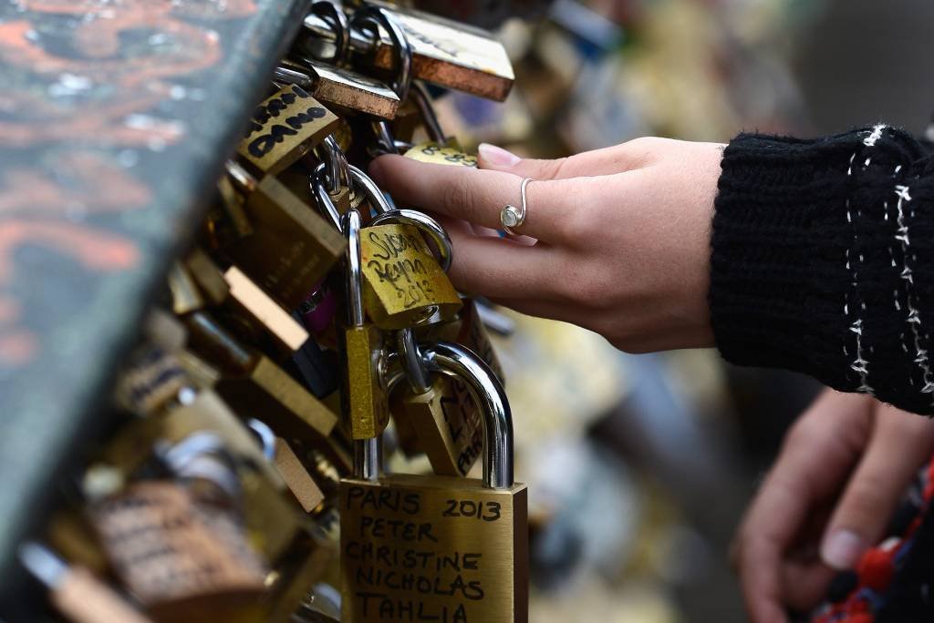 Paris leiloará "cadeados do amor" para ajudar refugiados