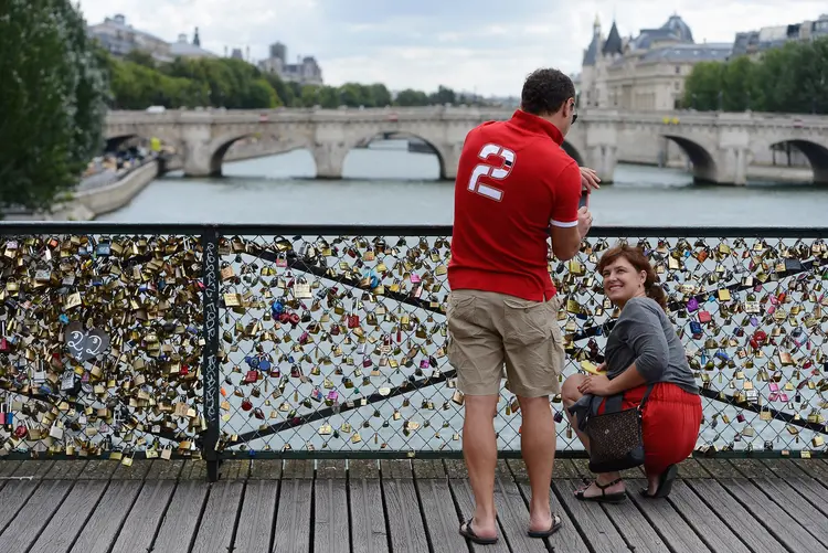 Turistas em ponte de Paris: entre as 12 mil pontes mantidas pelo governo da França, 7%, apresentavam "risco de colapso" (Pascal Le Segretain/Getty Images)