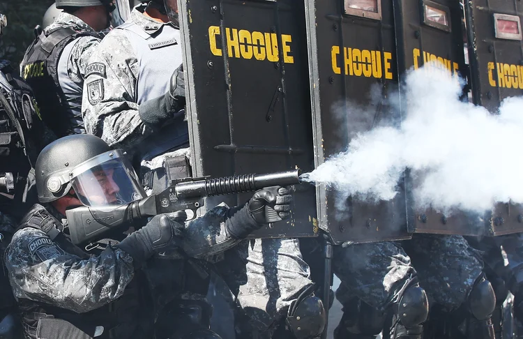 Ação do batalhão de choque durante protesto em 2014: especialista diz que o uso do fuzil nas ações cotidianas estimula o enfrentamento e, como consequência, a violência (Mario Tama/Getty Images)