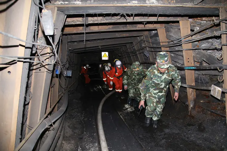 China: centenas de trabalhadores perdem a vida todo ano nas minas de carvão de China, país onde esta matéria-prima é ainda a principal fonte energética (VCG/Getty Images)