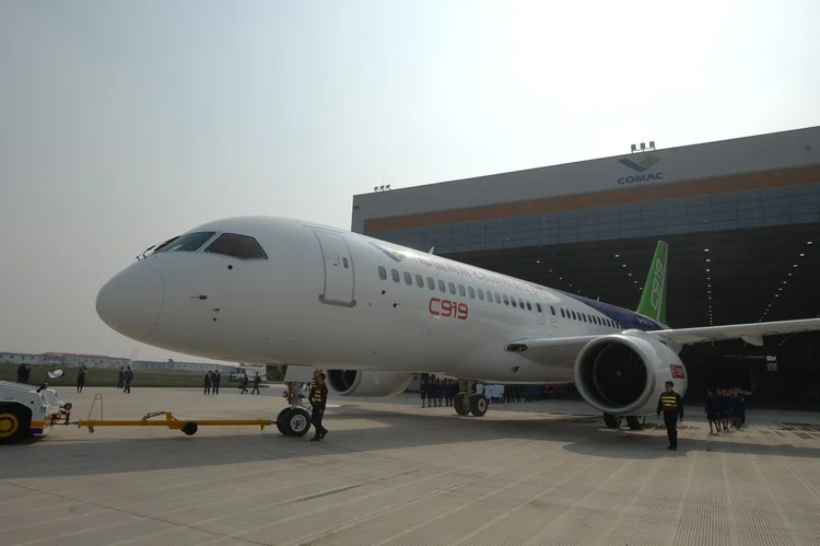 O primeiro avião fabricado pela China, C919, sai de linha de fabricação em Xangai (Getty Images/Getty Images)