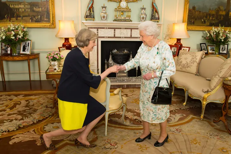 Theresa May e Rainha Elizabeth II (Dominic Lipinski/WPA Pool/Getty Images)