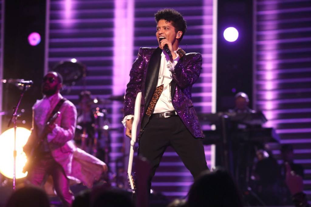 O cantor Bruno Mars se apresenta durante a 59ª edição do Grammy em 12/02/2017 (Christopher Polk/Getty Images)