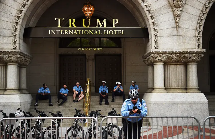 Hotel Trump em Washington: “Isto aqui é a Trumplândia. Não é sequer zona neutra. Não é sequer terra de ninguém. É a Trumplândia. Os membros da campanha e do governo se sentem à vontade vindo aqui", diz ex-assessor (Astrid Riecken/Getty Images)