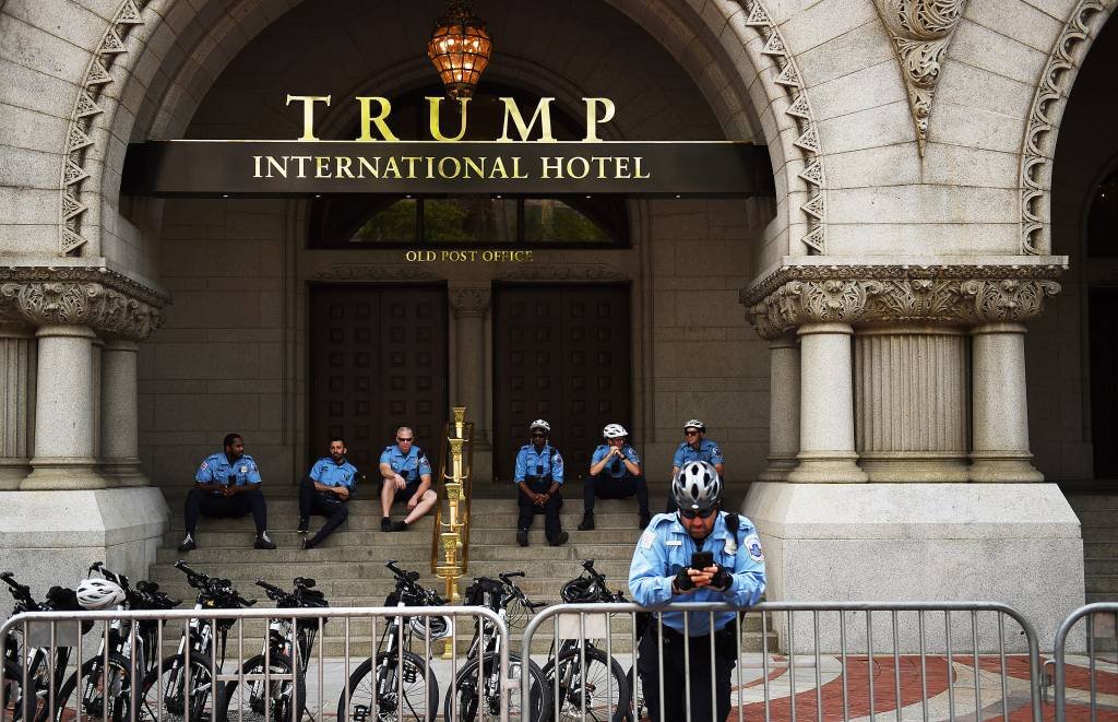 Homem é preso após entrar em hotel de Trump com armas no carro