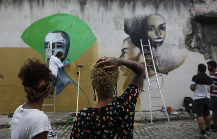 Mulheres olhando pintura feita por homens (Mario Tama)