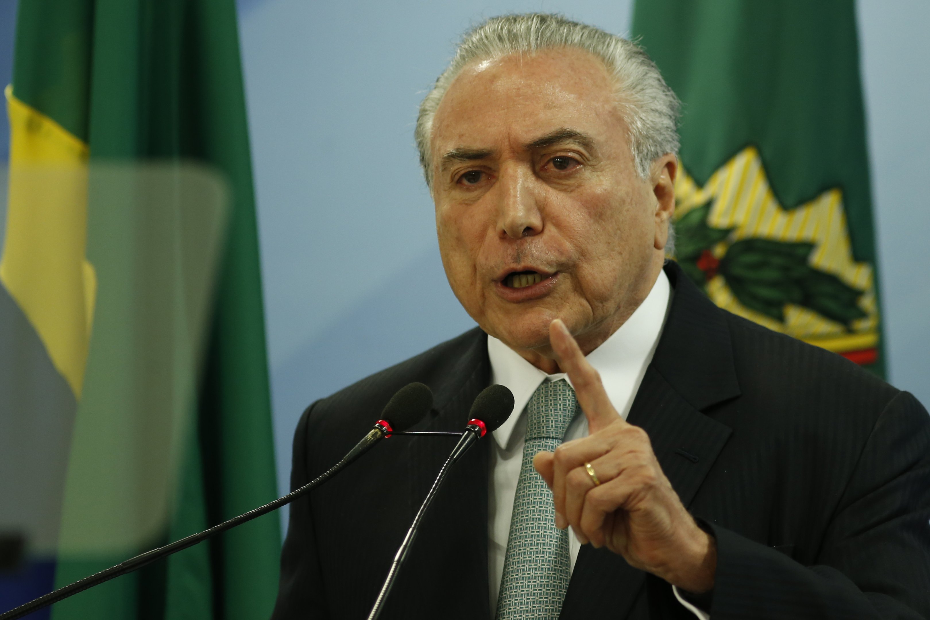 Temer diz a jornal que renúncia é "declaração de culpa"