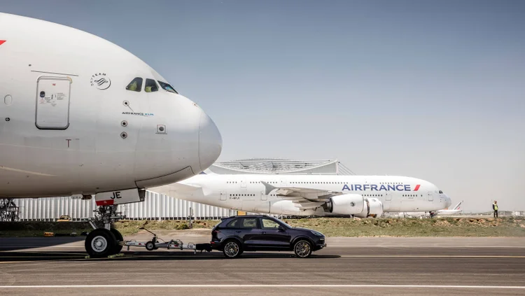 Porsche Cayenne S Diesel entou para o Guinness Book ao rebocar um A380 (Porsche/Divulgação)