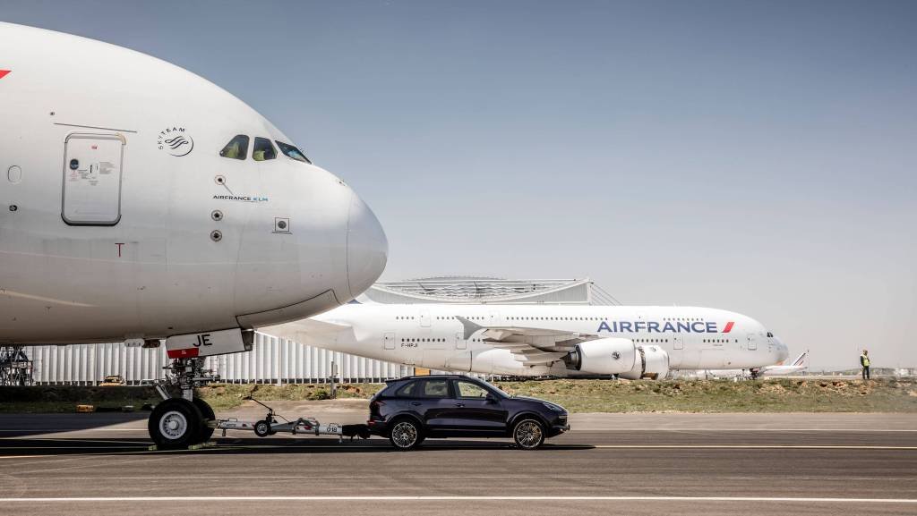 Porsche Cayenne reboca A380 e entra para o livro dos recordes