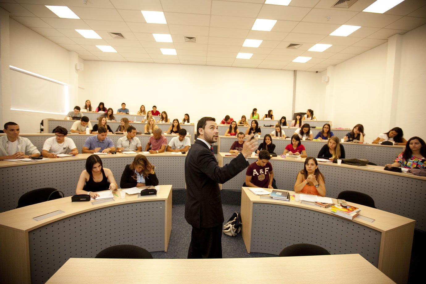 Em 2023, emprego foi recorde e número de trabalhadores com ensino superior chegou a 23,1%