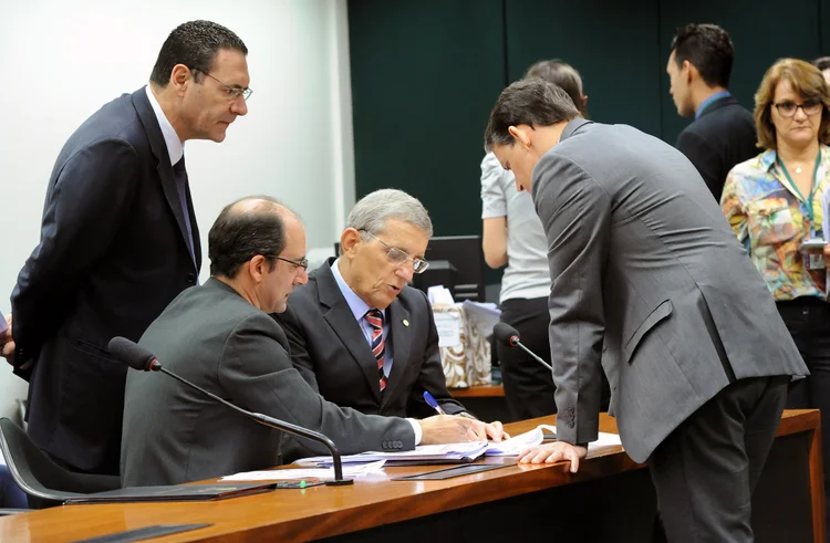 Comissão: para o deputado Julio Lopes (PP-RJ), esses servidores ainda têm a possibilidade de se aposentarem com a média de todos os salários (Luis Macedo/Agência Câmara)