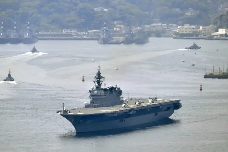 Izumo: navio partiu hoje para o Pacífico desde a base naval de Yokosuka, a sudoeste de Tóquio (Kyodo/Reuters)