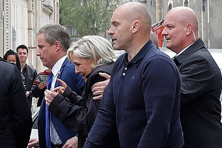 Marine Le Pen: outros membros do partido também foram vaiados quando deixaram o templo (Charles Platiau/Reuters)