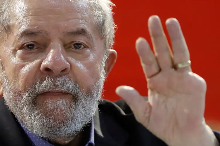 Lula: grupos de manifestantes que apoiam o ex-presidente já estão montando acampamentos em um ponto atrás da rodoviária de Curitiba (Leonardo Benassatto/Reuters)