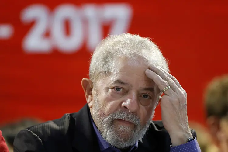 Lula: o ex-presidente é acusado de receber vantagens ilícitas da OAS por meio do triplex no Guarujá e de armazenar bens do acervo presidencial, de 2011 a 2016 (Leonardo Benassatto/Reuters)