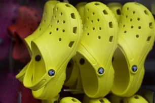 Imagem referente à matéria: Queridinho da geração Z: por que os Crocs foram banidos em escolas nos EUA?