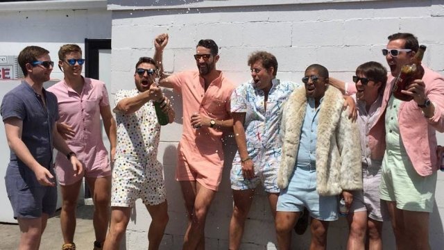 Amigos criam linha de macacões masculinos e viralizam na internet