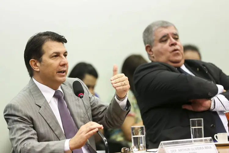 Comissão: os deputados analisam o último destaque, uma emenda do Psol que condiciona a reforma a um referendo popular (Agência Brasil/Agência Brasil)