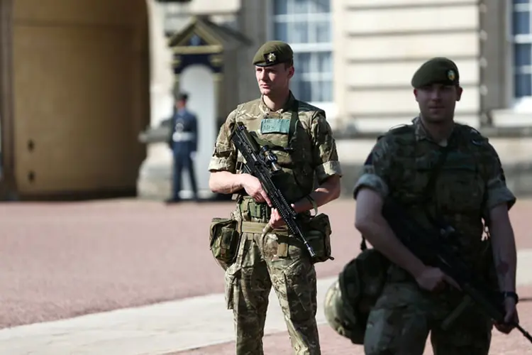Ataque: a polícia britânica suspeita que o terrorista tenha uma rede de apoio para perpetrar o ataque (Neil Hall/Reuters)