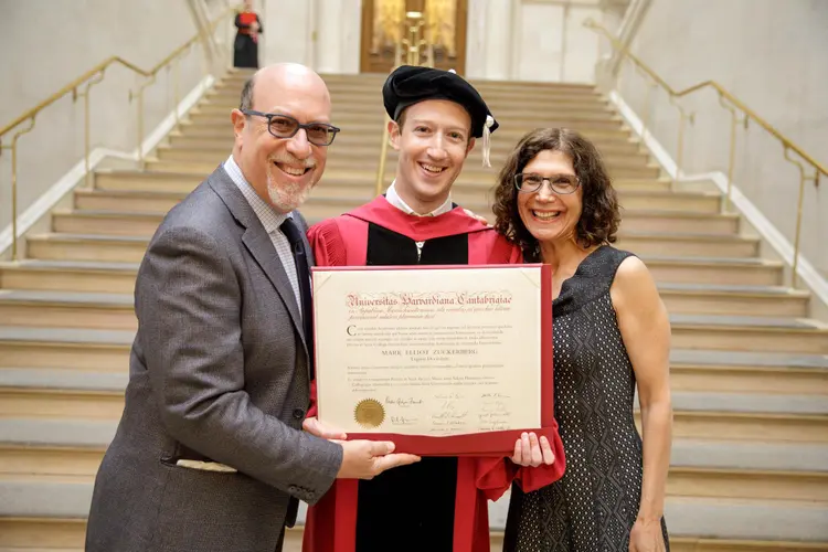 Mark Zuckerberg: Na mesma semana em que discursou aos formandos, ele também recebeu seu diploma (Mark Zuckerberg/Divulgação)