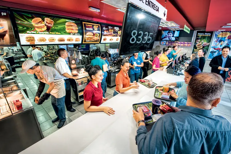 Funcionários do McDonald’s: 3 mil restaurantes estadunidenses do McDonald’s já estão com a tecnologia (Germano Lüders/Exame)