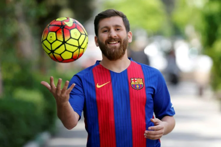 Sósia: o jovem leva a semelhança na brincadeira, tendo o mesmo corte de cabelo e vestindo a mesma camisa do craque argentino (ATTA KENARE/AFP)