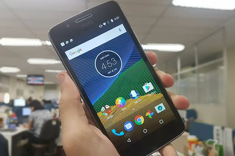 Moto G5: smartphone tem Android 7.0 Nougat (Lucas Agrela/Site Exame)