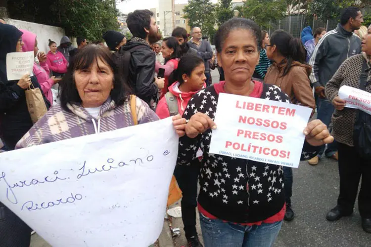 Presos políticos: integrantes do Movimento dos Trabalhadores Sem Teto (MTST) fizeram um protesto contra a medida judicial antes da transferência (MTST/Facebook/Reprodução)
