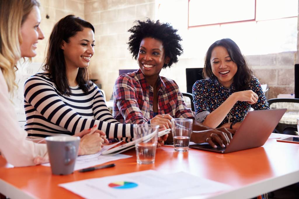 A McKinsey está recrutando mulheres e qualquer graduação é aceita