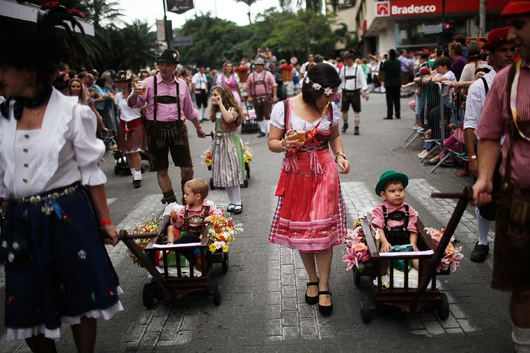 Oktoberfest: a festa é realizada há 30 anos em Blumenau, Santa Catarina (Mario Tama/Getty Images)