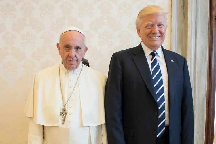 Trump e Papa: afirmação foi feita durante encontro com o primeiro-ministro italiano, Paolo Gentiloni (Osservatore Romano/Handout/Reuters)