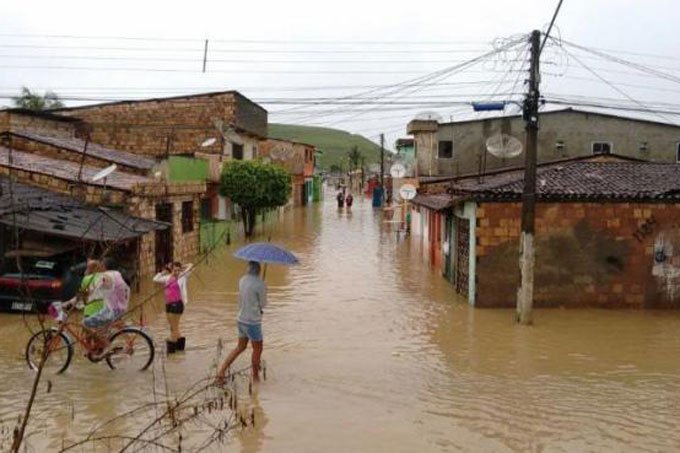 Chuvas forçam saída de 35 mil pessoas de casas em Pernambuco