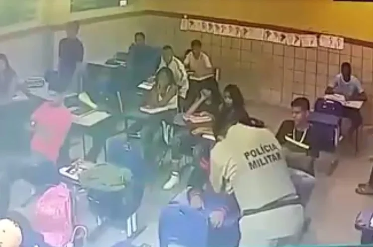 Vídeo mostra PM de Alagoas agredindo estudante em sala de aula de Maceió (Facebook/Reprodução)