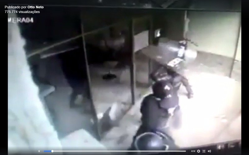 Vídeo que mostra policial quebrando vidro não foi feito no Brasil